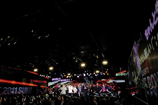 「永遠の街-THE "NOISE" CITY-」を歌う出演者たち（写真：今元秀明）。