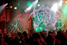 第1部のAdministratorのライブの模様（写真：菅沼剛弘）。