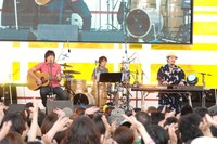 「めざましライブ」に出演したスキマスイッチ。