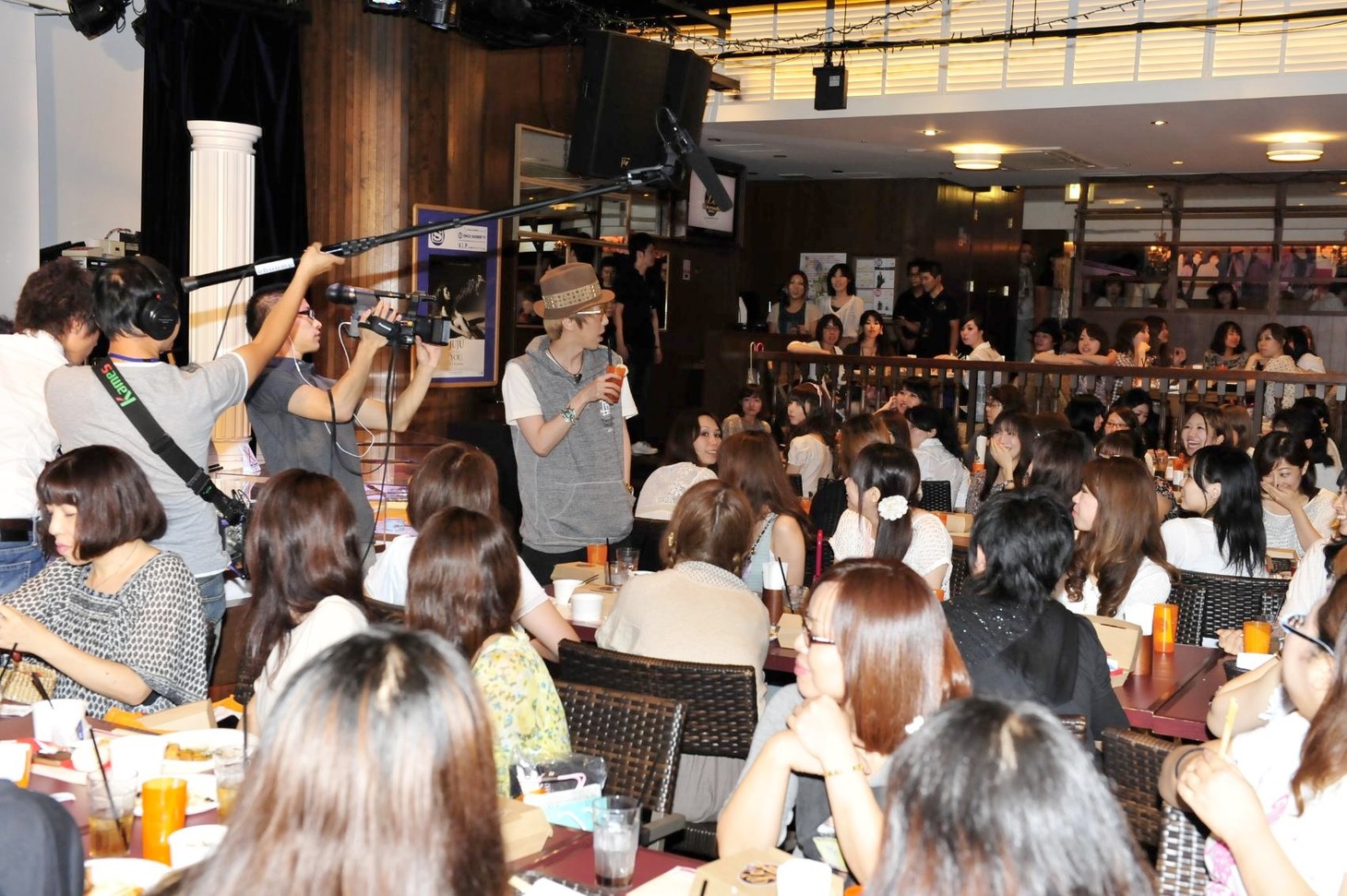 「L'Arcafe」から生中継をするマオ（写真：今元秀明）。
