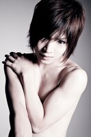 「ROCK AND READ」に掲載される鬼龍院翔のヌード写真。