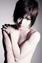 「ROCK AND READ」に掲載される鬼龍院翔のヌード写真。