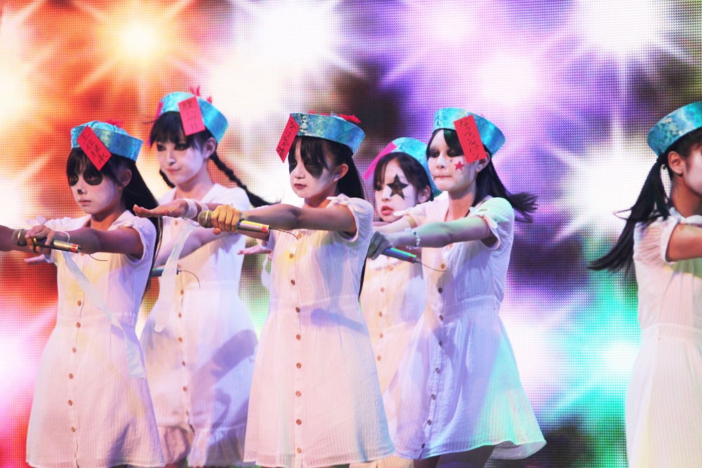 私立恵比寿中学は8月27日・28日に行われた「TOKYO IDOL FESTIVAL 2011 Eco & Smile」に出演し、複数の公演を実施。28日のステージでは白塗りにお札を貼り付けたキョンシーメイクで観客の度肝を抜いた。