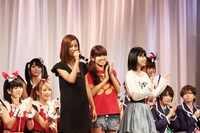 アイドリング!!!のメンバーは予定されていた衣装が会場に届かなかったため、急きょ私服で出演。