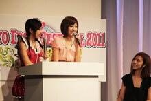 司会と務めた花乃由布莉（YGA / 写真左）と菊地亜美（アイドリング!!! / 中央）。