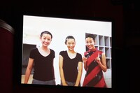 写真館コーナーで紹介された1枚。写真右の遠藤舞に対し、日本人っぽくないという声があがり、会場から笑いが起こった。