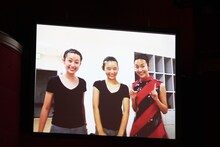 写真館コーナーで紹介された1枚。写真右の遠藤舞に対し、日本人っぽくないという声があがり、会場から笑いが起こった。