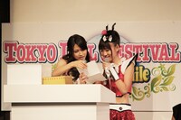 急きょ初司会に挑戦した後藤夕貴（THE ポッシボー / 写真左）と加藤萌笑（YGA / 右）。