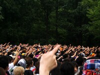 HATAHATAステージの客席の模様。このステージにはSEKAI NO OWARI、クラムボン、スチャダラパー、PONTIACS、POLYSICS、the telephones、マキシマム ザ ホルモン、9mm Parabellum Bulletなどが出演した。