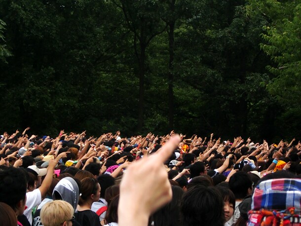 HATAHATAステージの客席の模様。このステージにはSEKAI NO OWARI、クラムボン、スチャダラパー、PONTIACS、POLYSICS、the telephones、マキシマム ザ ホルモン、9mm Parabellum Bulletなどが出演した。