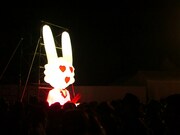 BAN-ETSUステージの脇には忌野清志郎の描いたキャラクター「ヒトハタウサギ」の巨大バルーンが設置された。