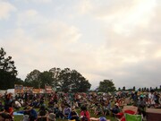 BAN-ETSUステージの客席の模様。後方にキャンプサイトが見える。