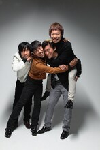 JUN SKY WALKER(S)（写真）とユニコーンの対バン1回目は1991年8月に名古屋レインボーホールで実施された「SFロックステーション」5周年記念ライブ、2回目は1992年7月に富士急ハイランドコニファーフォレストで実施された「サウンドコニファー229 '92」だ。