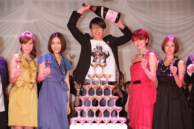 シャンパンタワーを囲んでの記念撮影。写真左から仲里依紗、麻生久美子、森山未來、長澤まさみ、真木よう子。