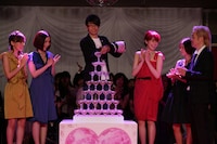 シャンパンタワー完成に笑顔を見せる俳優陣。写真左から仲里依紗、麻生久美子、森山未來、長澤まさみ、真木よう子、リリー・フランキー。