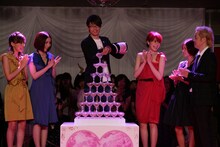 シャンパンタワー完成に笑顔を見せる俳優陣。写真左から仲里依紗、麻生久美子、森山未來、長澤まさみ、真木よう子、リリー・フランキー。