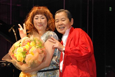 サプライズゲストとして登場した林由美香の母・小栗富美代（写真右）から花束を手渡される矢野顕子（写真左）。