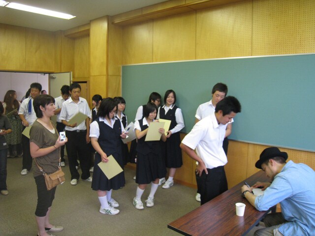 在校生にサインをプレゼントするJAY'ED。