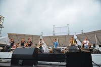 写真は「～湘南からエールを～ 東日本大震災 復興支援ライブ」より、東日本大震災復興応援ソング「RESTART」を歌う面々。