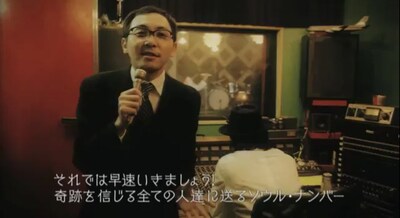 写真は「ミラクルズ」PVより。「SWEET SOUL DAYS」のMCを務めているのは、SCOOBIE DOのアートワークを手がけるデザイナー若月智之（GORILLA MONSOON）。