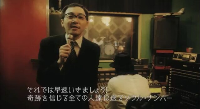 写真は「ミラクルズ」PVより。「SWEET SOUL DAYS」のMCを務めているのは、SCOOBIE DOのアートワークを手がけるデザイナー若月智之（GORILLA MONSOON）。