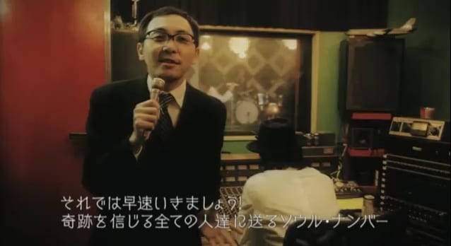 写真は「ミラクルズ」PVより。「SWEET SOUL DAYS」のMCを務めているのは、SCOOBIE DOのアートワークを手がけるデザイナー若月智之（GORILLA MONSOON）。