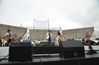 写真は「～湘南からエールを～ 東日本大震災 復興支援ライブ」より、いきものがかりとTUBE。