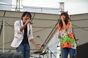 写真は「～湘南からエールを～ 東日本大震災 復興支援ライブ」より、前田亘輝（TUBE）と吉岡聖恵（いきものがかり）。