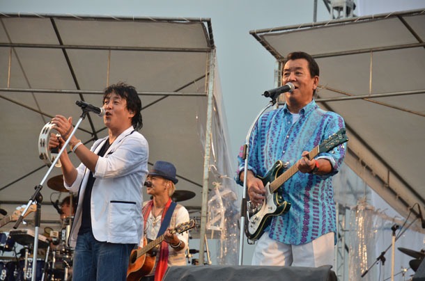写真は「～湘南からエールを～ 東日本大震災 復興支援ライブ」より、前田亘輝（TUBE）と加山雄三。