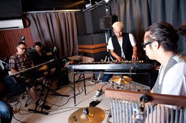 →Pia-no-jaC←が明かすカホンの魅力&曲作りの裏側