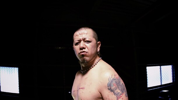 「BUMP」ビデオクリップに登場した葛西純。