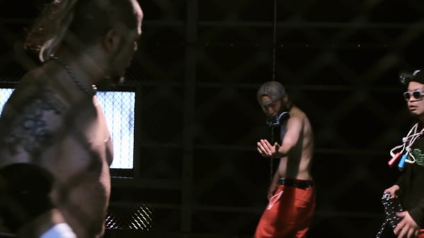 「BUMP」ビデオクリップのワンシーン。左から葛西純、ロベルト吉野、サイプレス上野。