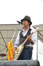 写真は「～湘南からエールを～ 東日本大震災 復興支援ライブ」より、つるの剛士。