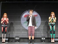 主題歌発表記者会見には、仮面ライダー好き芸人としてオジンオズボーン篠宮暁（写真中央）も出席。仮面ライダーGIRLSのメンバーも参加し、華を添えた。 (C)2011 石森プロ・テレビ朝日・ADK・東映