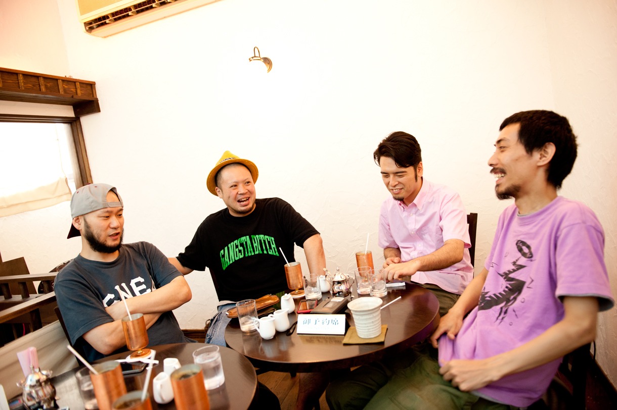 写真左から、ロベルト吉野、サイプレス上野、Dorian、やけのはら。