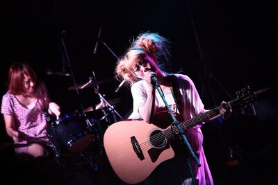 「HAPPY BIRTHDAY スペシャルライブ ～母性本能をくすぐらないで～」の様子。左があっこ（Dr）、右がきさ（Vo, G）。