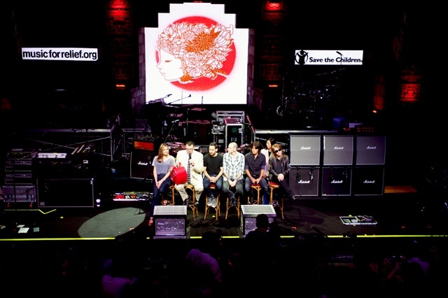 会見では「Save the Children USA」が仙台周辺の小学生に、新学期に向けての準備としてランドセル5000個や給食などを支給することを発表。LINKIN PARKとB'zのメンバーが笑顔で真っ赤なランドセルを囲んだ。