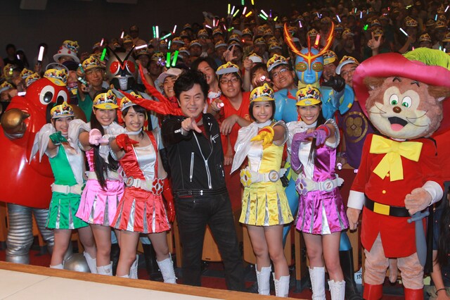 トーク＆ライブのあとは、観客と一緒に記念撮影だゼェーット!!