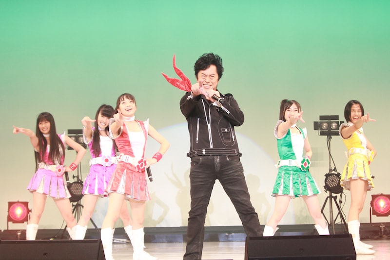 もはや6人での立ち姿に違和感がなくなりつつあるアニキ＆ももクロちゃん。