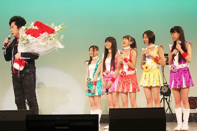 長年にわたり「ゼェーット!!」を叫び続けてきたアニキだが、「Z」の花束をもらったのは初めてとのこと。一方、アニキからは5人へ「Z」のマークが刻まれた赤いリストバンドがプレゼントされた。