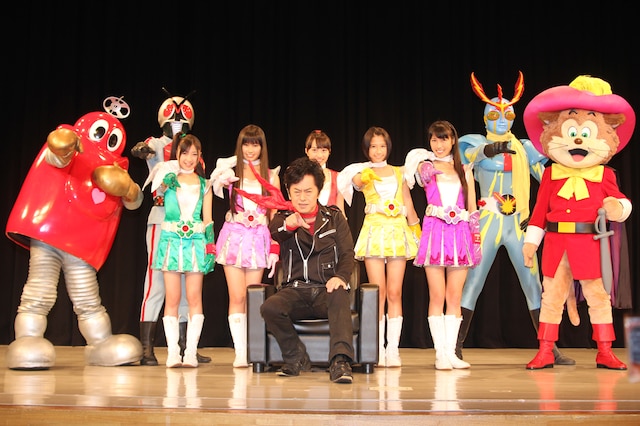 ロボコン、仮面ライダーX、イナズマン、ペロも参加してのフォトセッション。