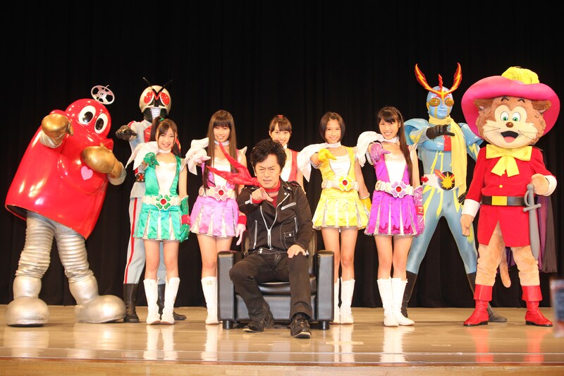 ロボコン、仮面ライダーX、イナズマン、ペロも参加してのフォトセッション。