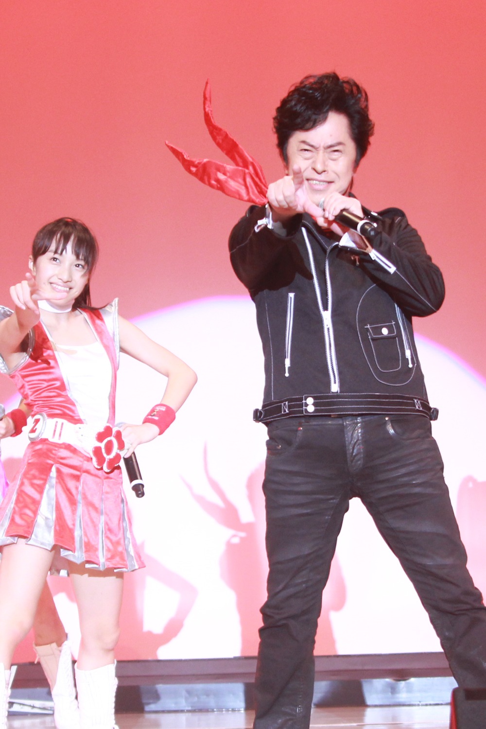仲良く「ゼェーット!!」を決める水木一郎と百田夏菜子。