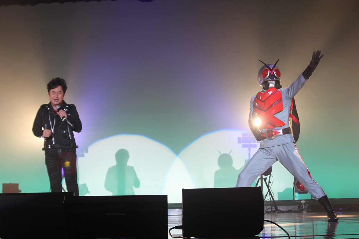 水木一郎と仮面ライダーX、夢の共演。