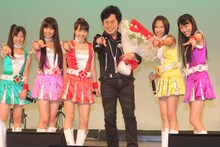 ももクロに囲まれて思わず顔がほころぶアニキ。