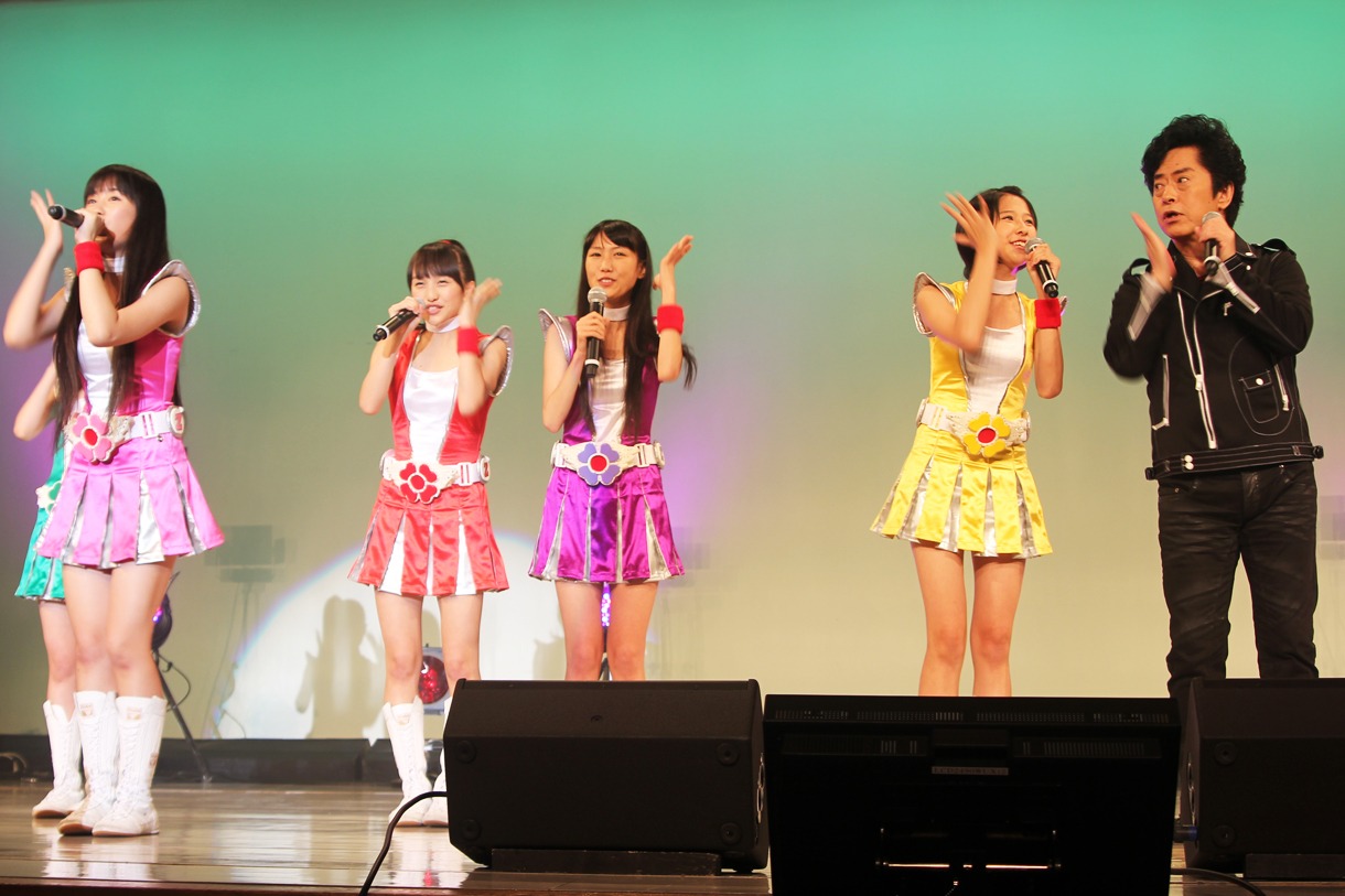 ももクロちゃんの自己紹介にはアニキも参加。しおりん（写真右から2番目）の指導のもと、「お肌のお手入れキュキュッキュキュー」とあーりん（左端）の動きをコピーするアニキ。