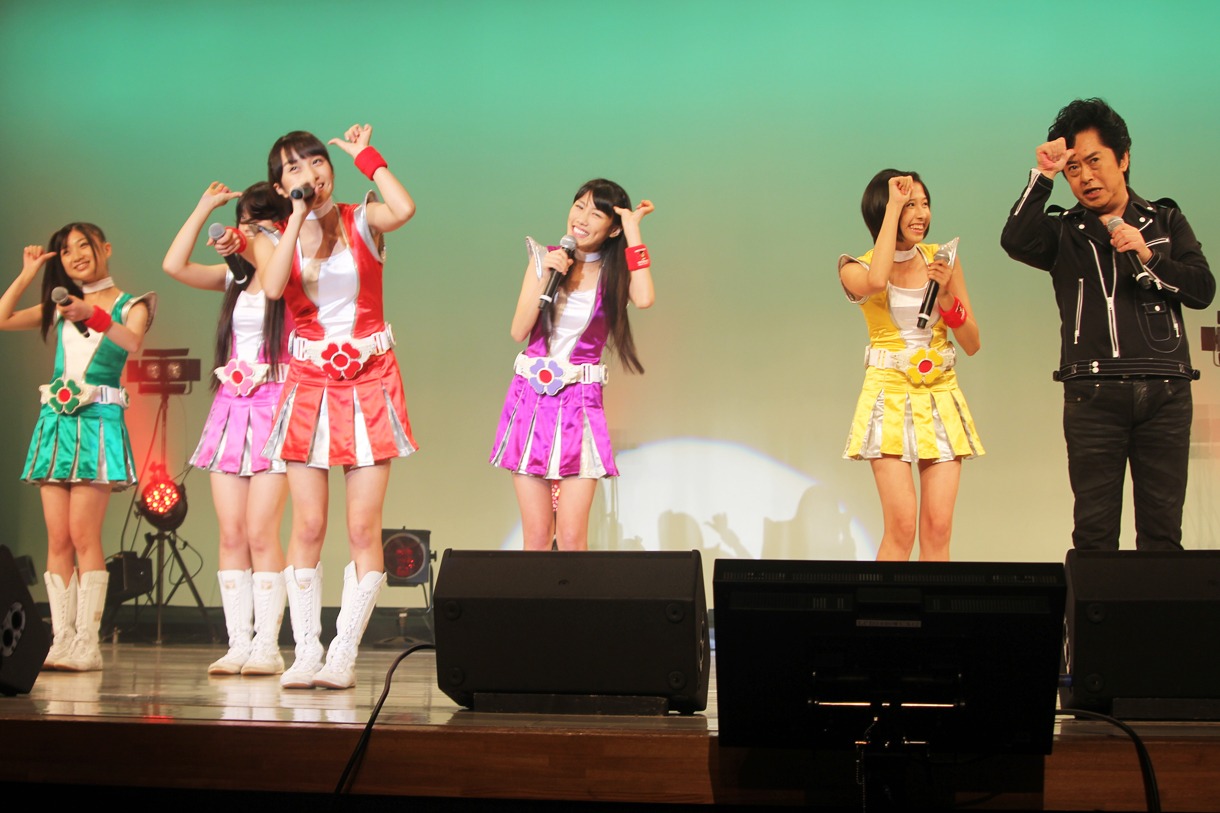 リーダーかなこ（写真左から3番目）の「はち、はち、はち、はち、でこっぱちー」をコピーするアニキ。