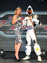 仮面ライダーフォーゼ（写真右）とのツーショットでフォトセッションに挑んだ土屋アンナ（左）。 (C)2011 石森プロ・テレビ朝日・ADK・東映