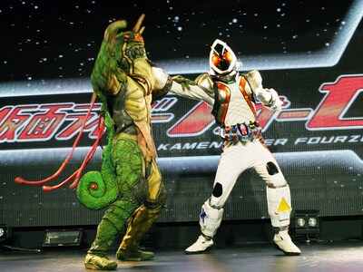 昨日行われた主題歌発表記者会見では、仮面ライダーフォーゼとカメレオンのアクションシーンも披露された。 (C)2011 石森プロ・テレビ朝日・ADK・東映