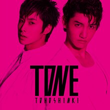 東方神起のニューアルバム「TONE」CD+DVD盤マゼンタジャケット。